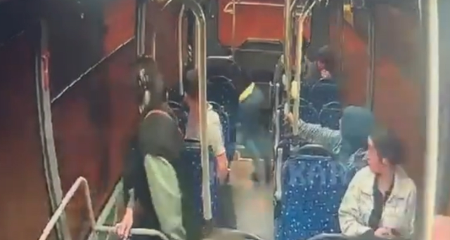 Halk otobüsünde bıçaklı saldırıya uğrayan genç hayatını kaybetti