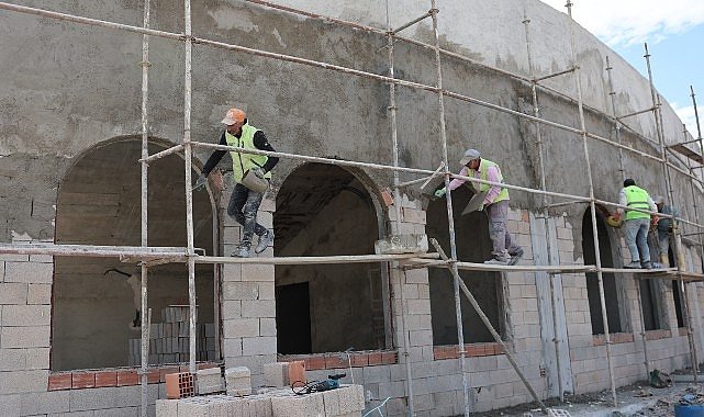 Kumluca’nın yeni simgesi Atatürk Stadyumu hızla yükseliyor
