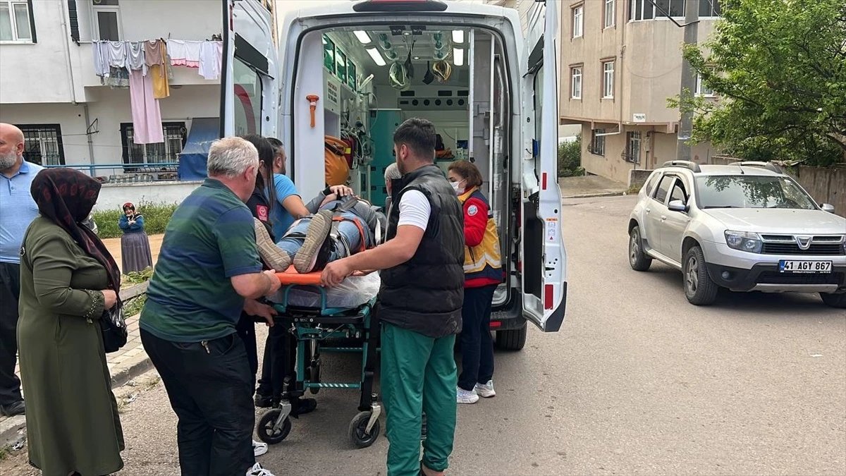 Gebze’de servis minibüsü ile otomobil çarpıştı, sürücü yaralandı