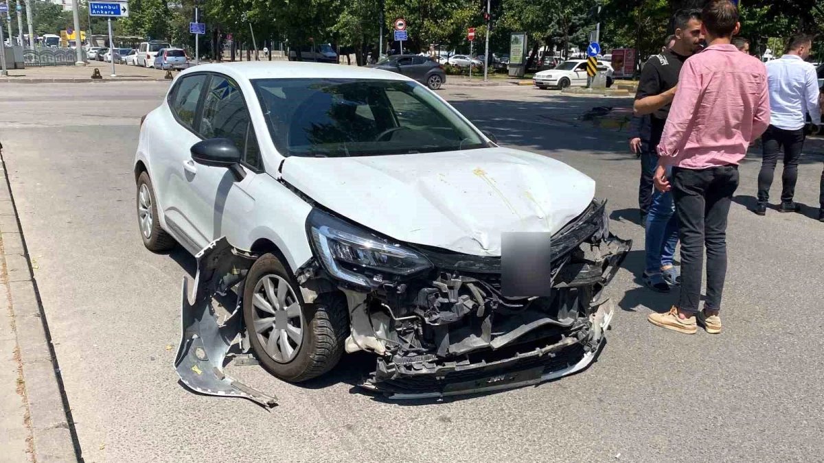 Kocaeli İzmit’te Kavşakta Meydana Gelen Kaza Sonucu 3 Kişi Yaralandı