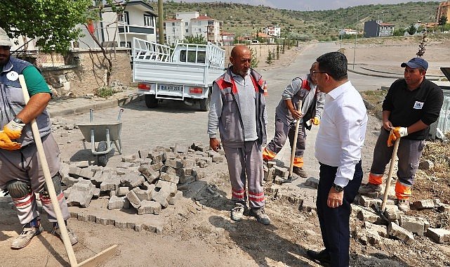 Nevşehir Belediye Başkanı Rasim Arı, Mehmet Akif Ersoy Mahallesi’nde belediye ekiplerince gerçekleştirilen yol bakım ve onarım çalışmalarını inceledi