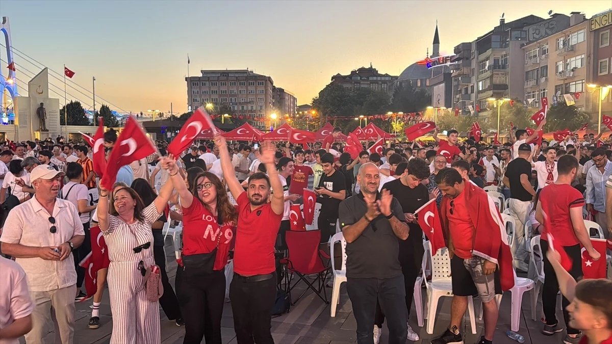 İzmit’te Vatandaşlar Türkiye-Gürcistan Maçını Dev Ekrandan İzledi