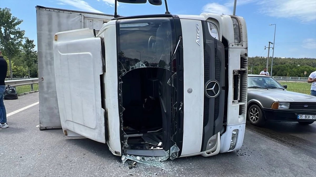 Çayırova’da devrilen kamyonun sürücüsü yaralandı