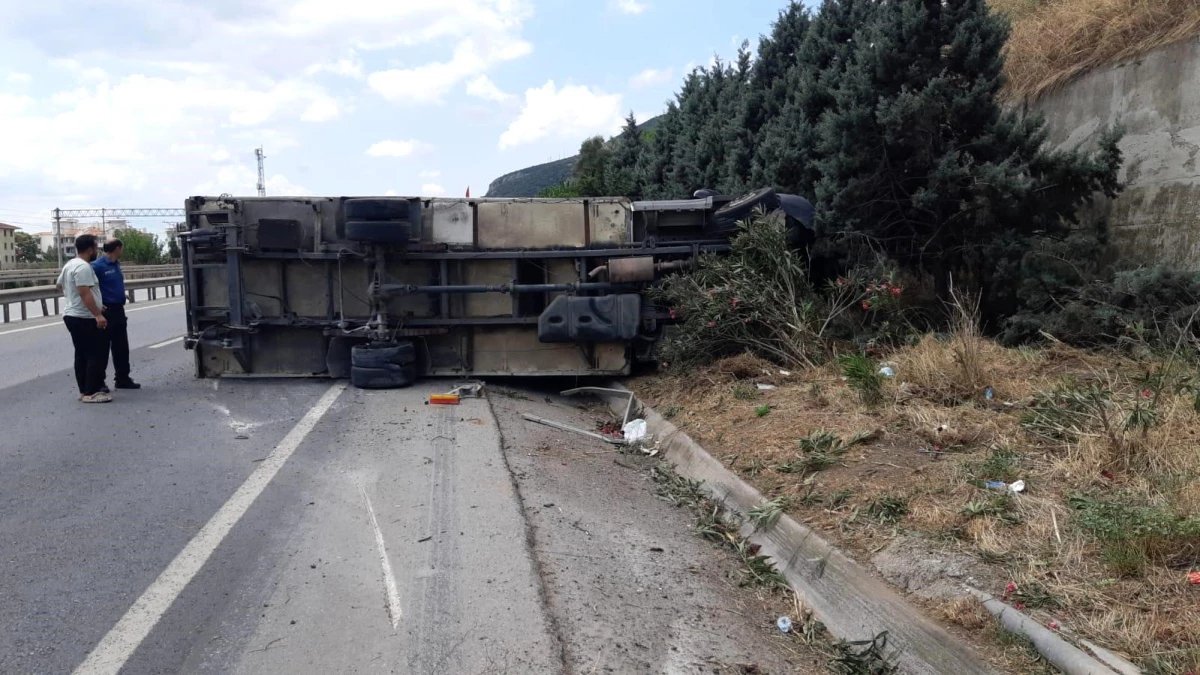 Kamyon Sürücüsünün Uyuması Sonucu Kaza: Yol Kenarındaki Ağaçlara Çarptı