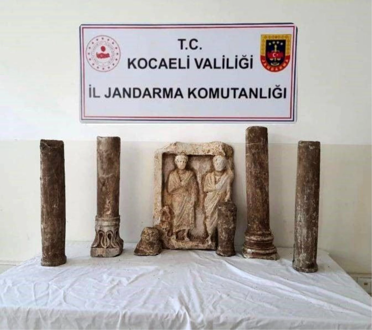 Kartepe’de Roma dönemine ait mezar başı heykeli ve sütunları ele geçirildi