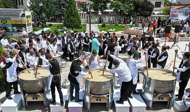  Konya Büyükşehir ve İRFA, Aşure Geleneğini “Huzur-ı Pir’de Aşure” Programıyla Yaşatıyor