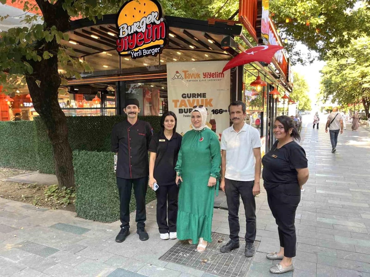 Restoranın çatısından düşen yavru kediler kurtarıldı