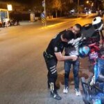 İzmit’te Sigara Çalan Gençler Güvenlik Kamerasına Yakalandı