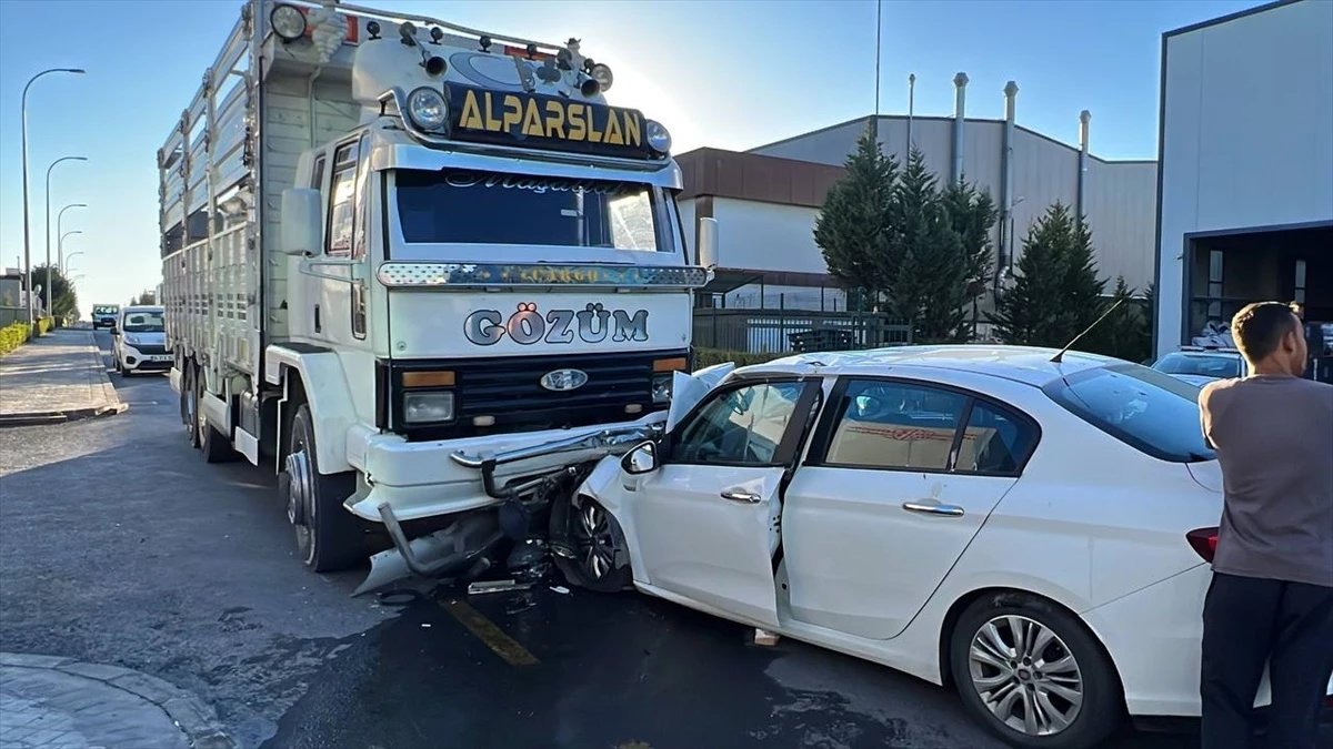 Dilovası’nda kamyona çarpan otomobilde 4 kişi yaralandı
