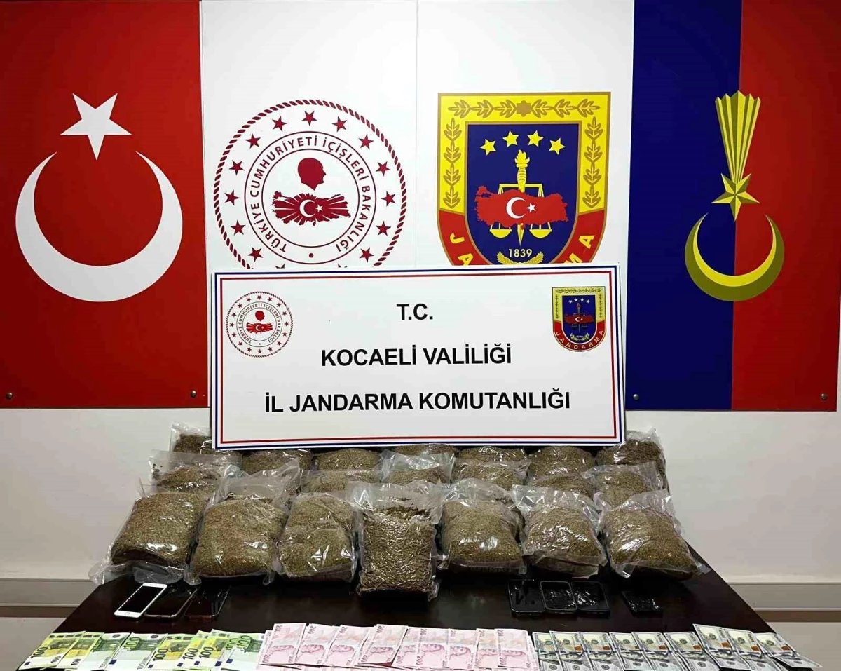 Gebze’de 23 Kilo Bonzai ve Büyük Miktarda Para Ele Geçirildi