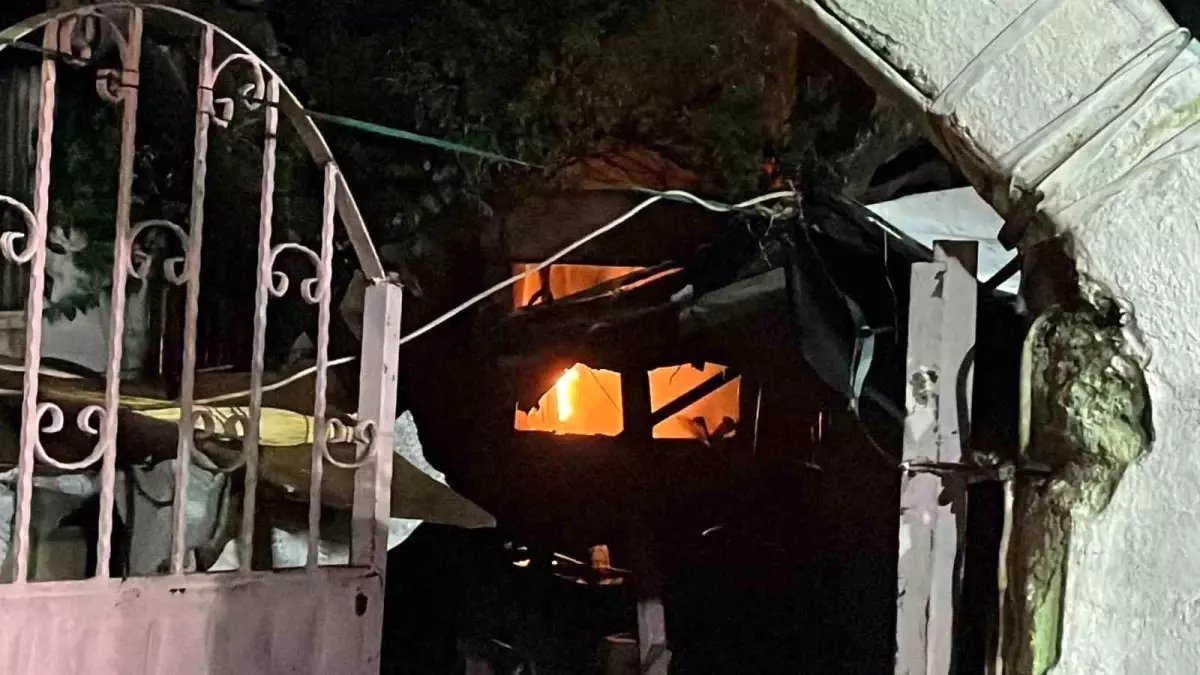 Gebze’de Müstakil Evde Çıkan Yangın Bitişiğindeki 2 Eve Sıçradı