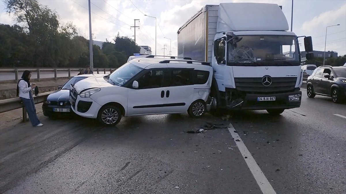 Gebze’de Zincirleme Trafik Kazası: 3 Yaralı