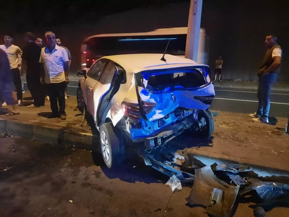 Gölcük’te 4 araç karıştığı trafik kazasında 3 kişi yaralandı