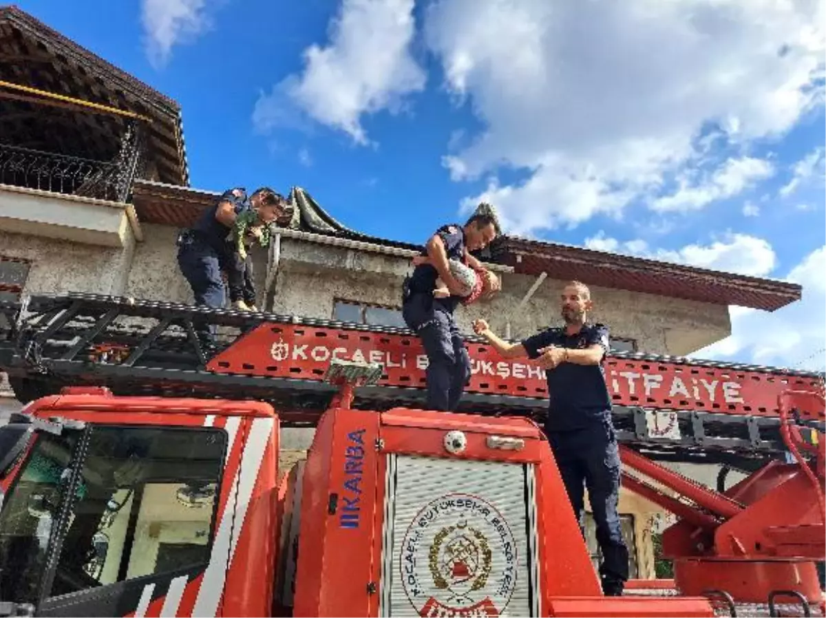 Gölcük’te çıkan yangında mahsur kalan aile itfaiye tarafından kurtarıldı