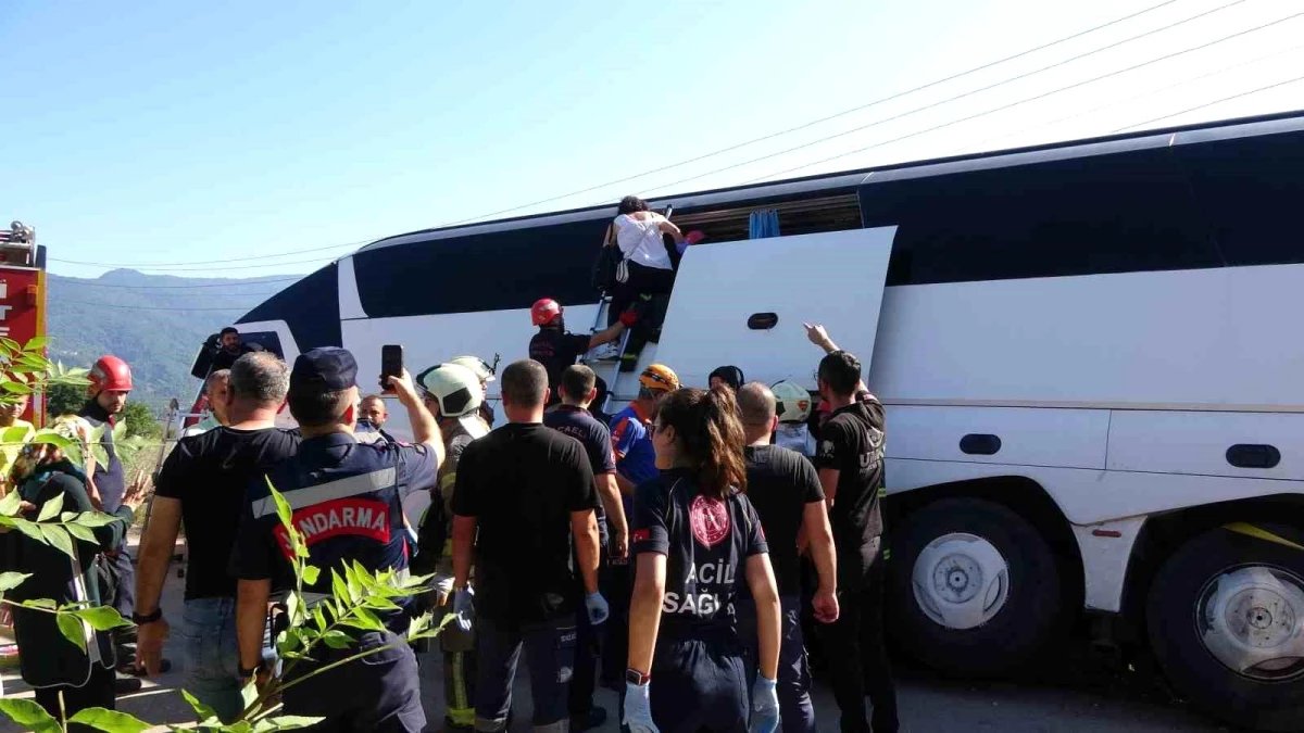 İstanbul’dan Kocaeli’ye gelen tur otobüsü kaza yaptı