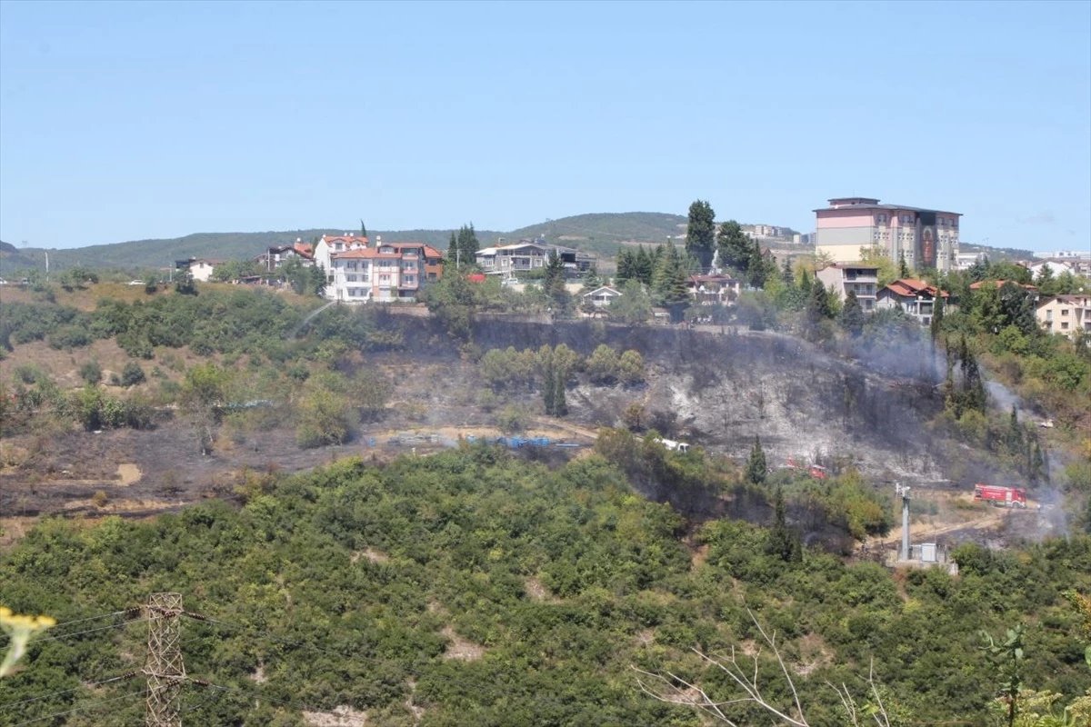 İzmit’te çalılık alanda çıkan yangın söndürüldü