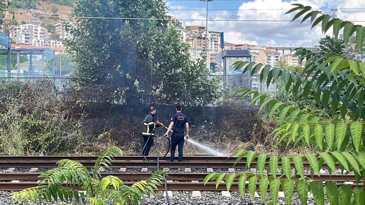 İzmit’te Hızlı Tren Raylarında Yangın Çıktı