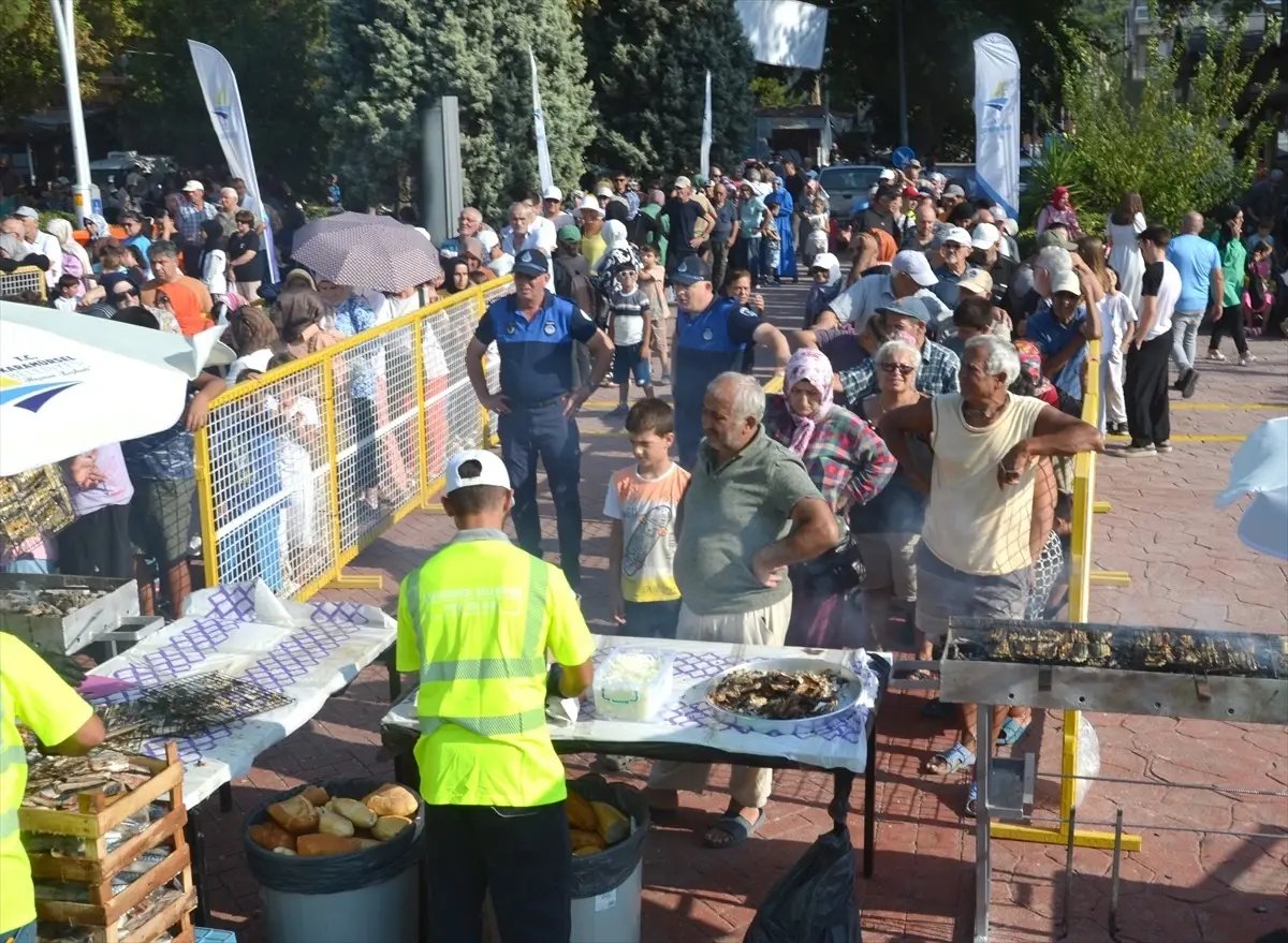 Karamürsel’de düzenlenen Balık Festivali’nde 9 bin balık ekmek dağıtıldı