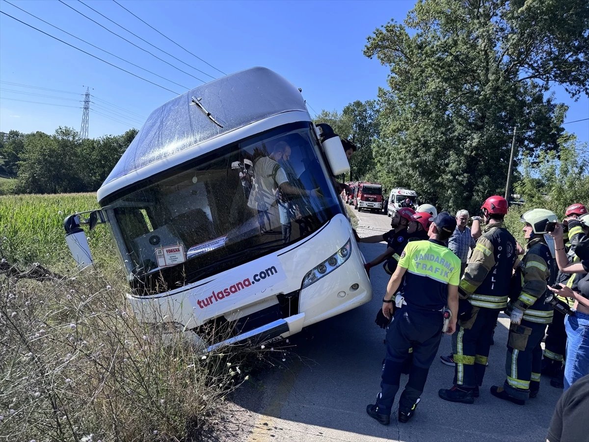 Kartepe’de yan yatan tur otobüsündeki 43 kişi kurtarıldı