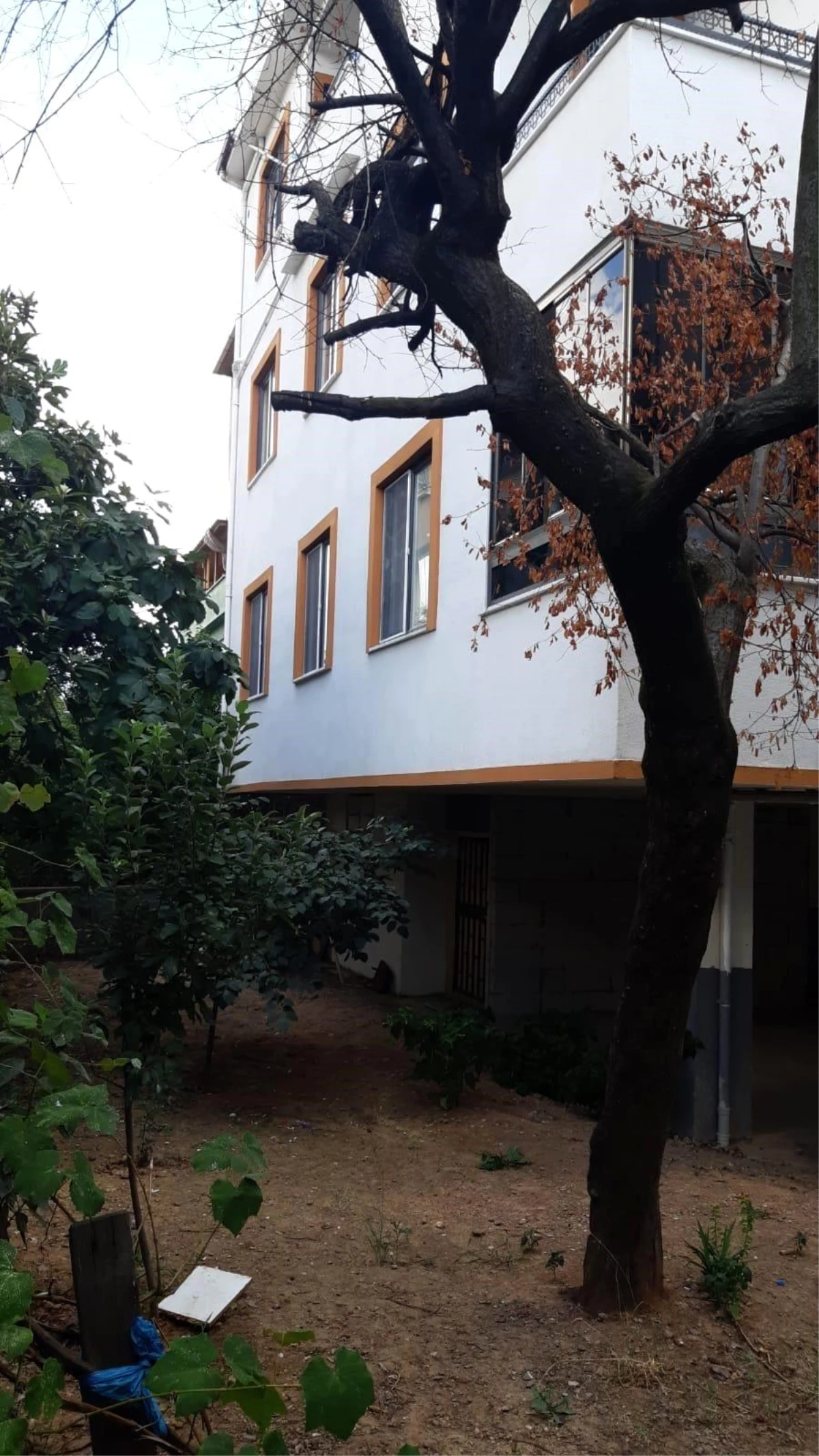  Kocaeli’de 3. kattan düşen 15 yaşındaki kız ağır yaralandı