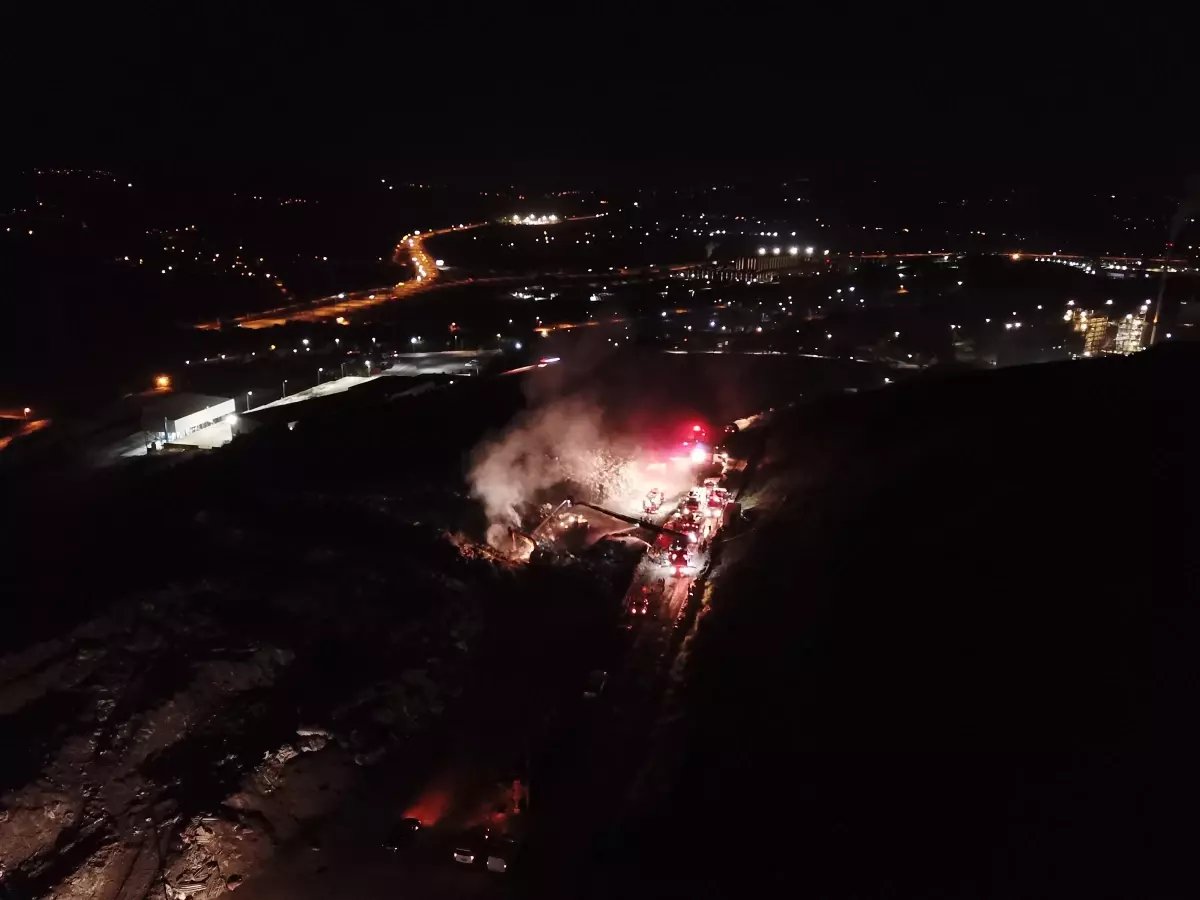 Kocaeli’de çöp döküm sahasında yangın çıktı