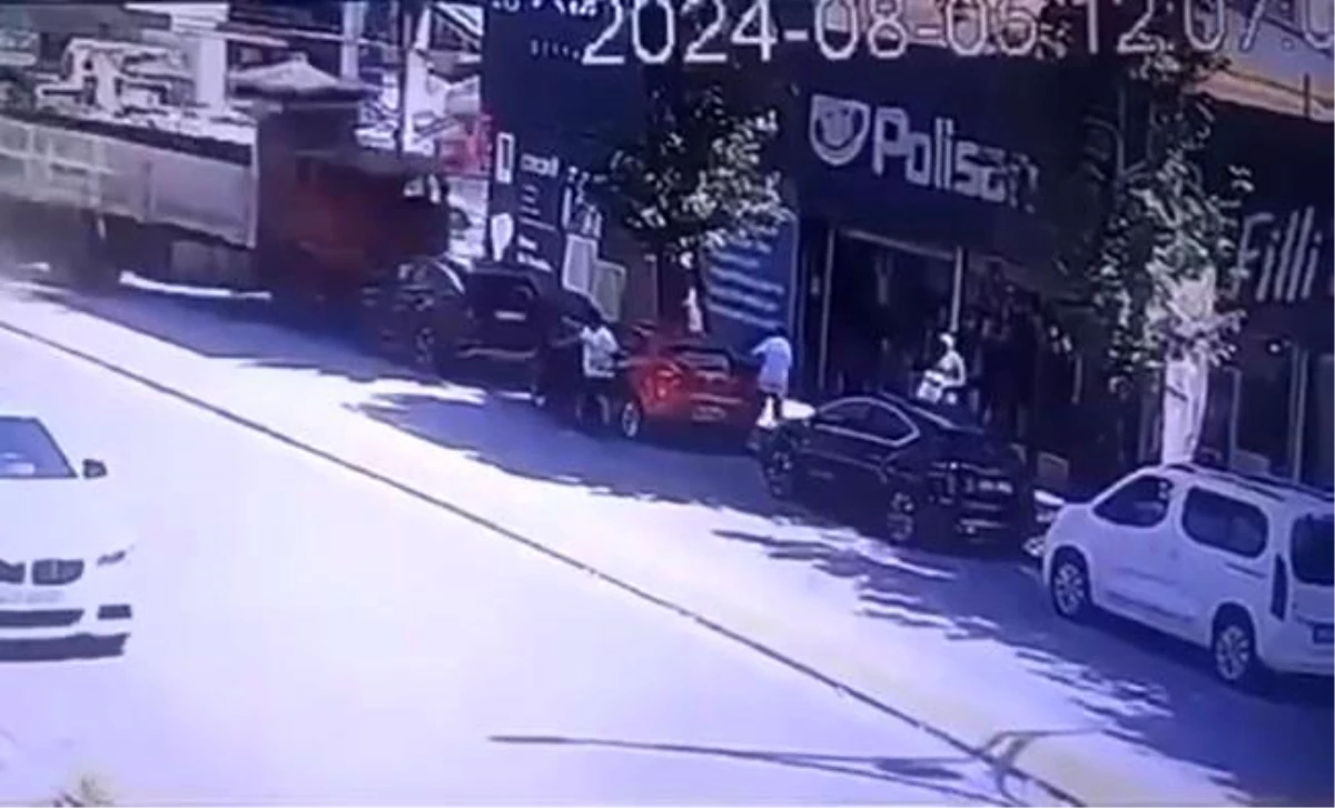 Kocaeli’de freni boşalan kamyon park halindeki otomobillere çarptı