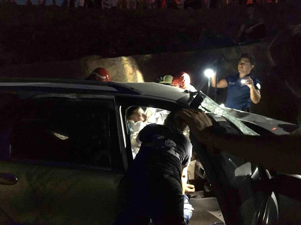 Kocaeli’de Hafriyat Kamyonuyla Çarpışan Otomobil İstinat Duvarından Uçtu: 2 Yaralı