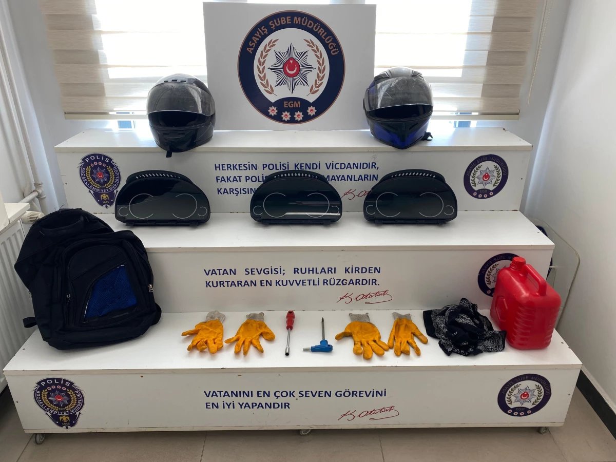 Kocaeli’de Lüks Otomobillerin Hayalet Ekranlarını Çalan Hırsızlar Yakalandı