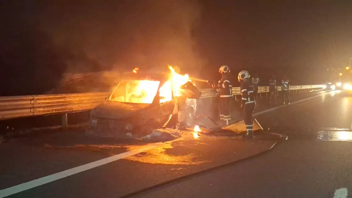 Kuzey Marmara Otoyolu’nda Hafif Ticari Araç Alev Alev Yandı