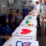 İzmit’te otomobil doğal gaz dağıtım kutusunu devirdi