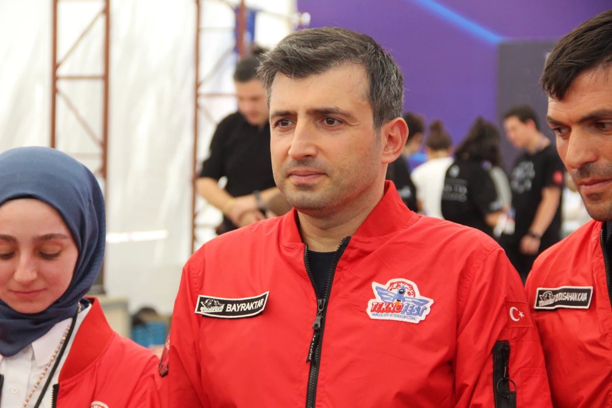 TEKNOFEST Yönetim Kurulu Başkanı Selçuk Bayraktar, TÜBİTAK’ta düzenlenen yarışa katılan takımları ziyaret etti