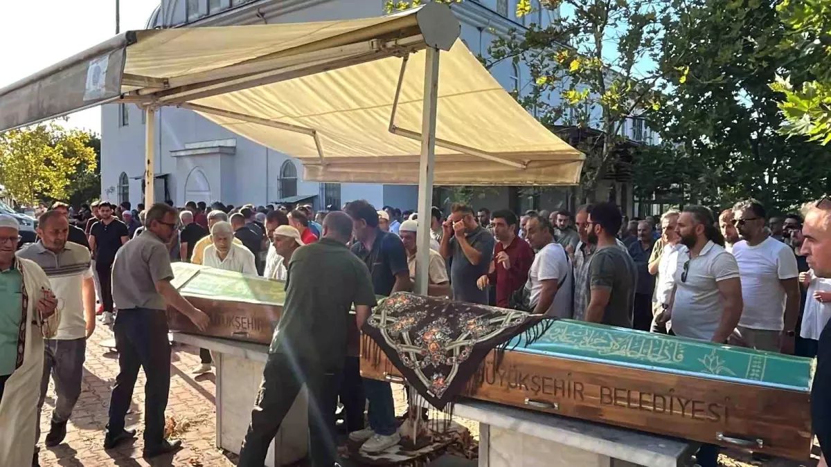 Trabzon’da bıçaklanarak öldürülen çift Kocaeli’de toprağa verildi