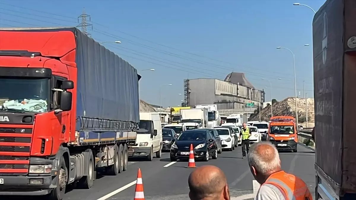 Anadolu Otoyolu’nda Otomobil Kaza Yaptı, Sürücü Yaralandı
