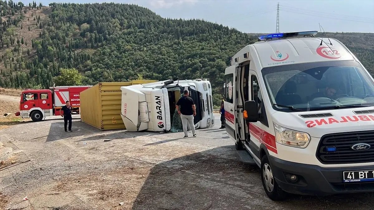 Gebze’de devrilen tırın sürücüsü hastaneye kaldırıldı