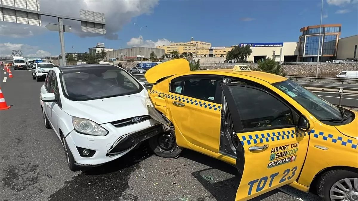 Gebze’de otomobille çarpışan taksideki 2 kişi yaralandı