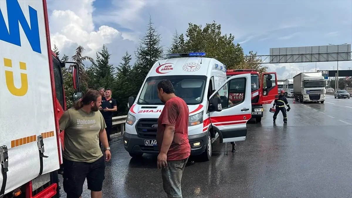  Gebze’de tıra çarpan kamyonun sürücüsü yaralandı