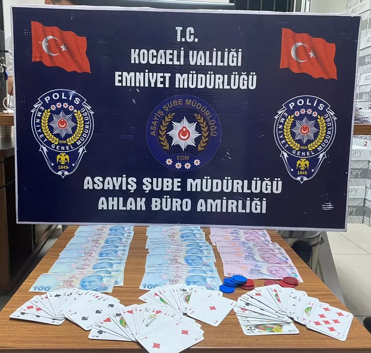 Gölcük’te Kumar Oynayan 3 Kişiye 19 Bin Lira Ceza