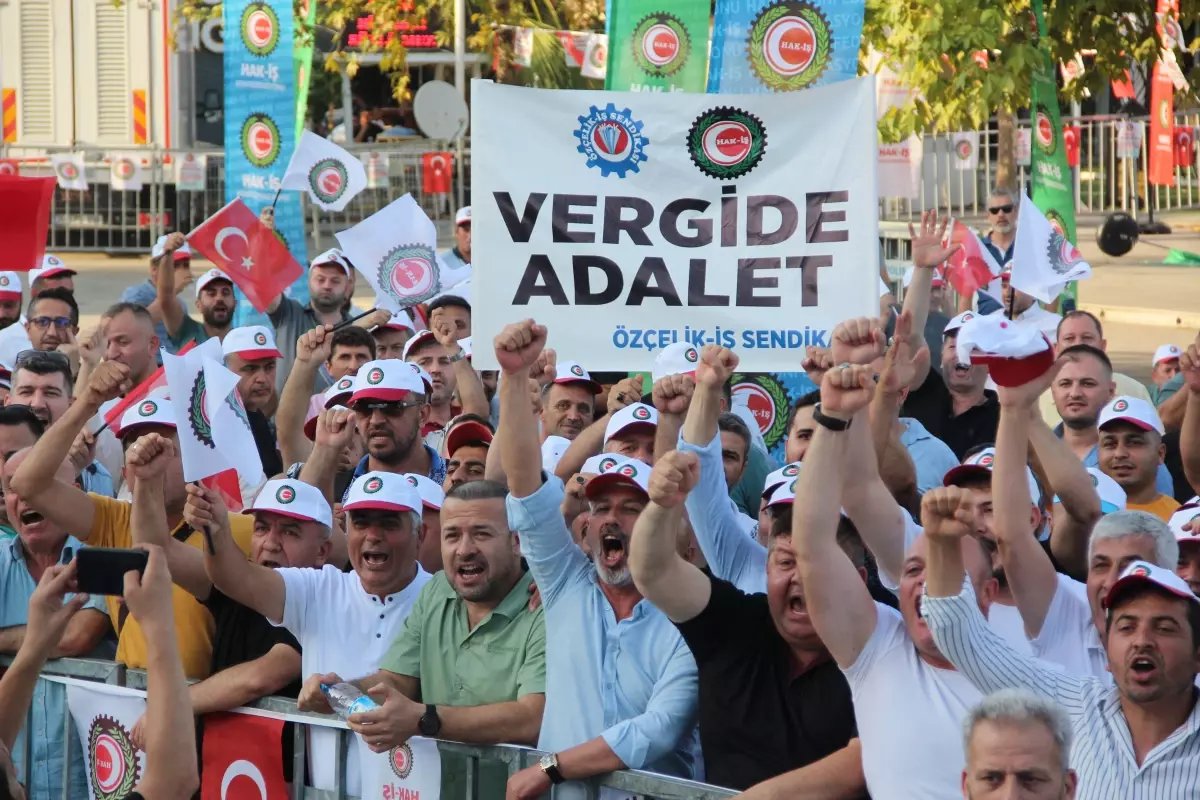  HAK-İŞ, Kocaeli’de ‘Halklarımız İçin Meydanlardayız’ mitingini gerçekleştirdi