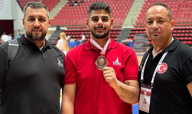  İzmirli sporcular madalyalarla döndü
