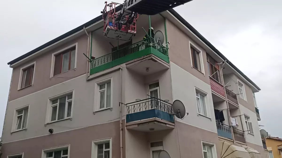İzmit’te Apartmanda Yangın: İki Kişi Kurtarıldı