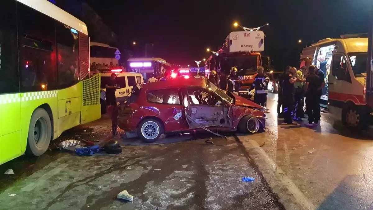 İzmit’te Belediye Otobüslerine Çarpan Otomobilde 1 Kişi Hayatını Kaybetti