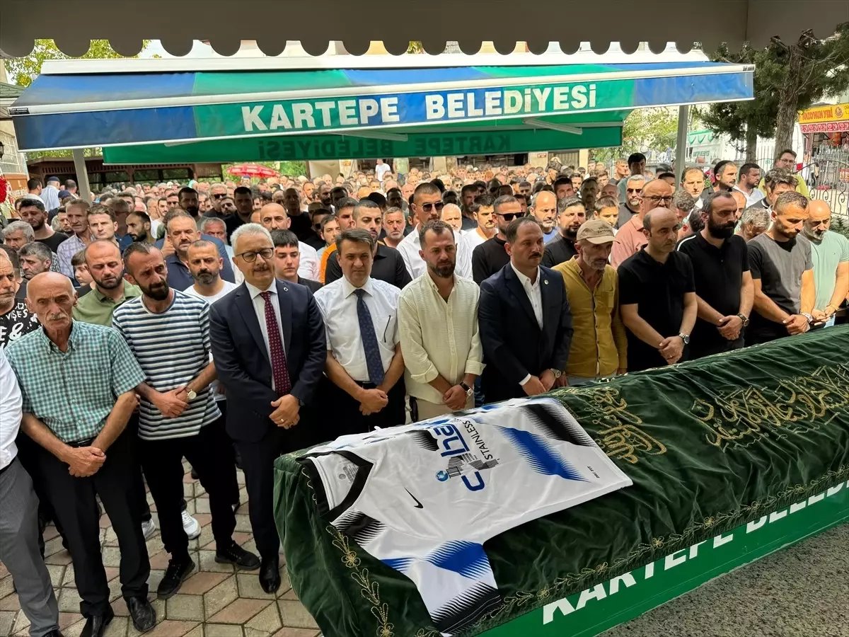 Kartepe’de Otomobil Kazasında Hayatını Kaybeden Çocuğun Cenazesi Defnedildi