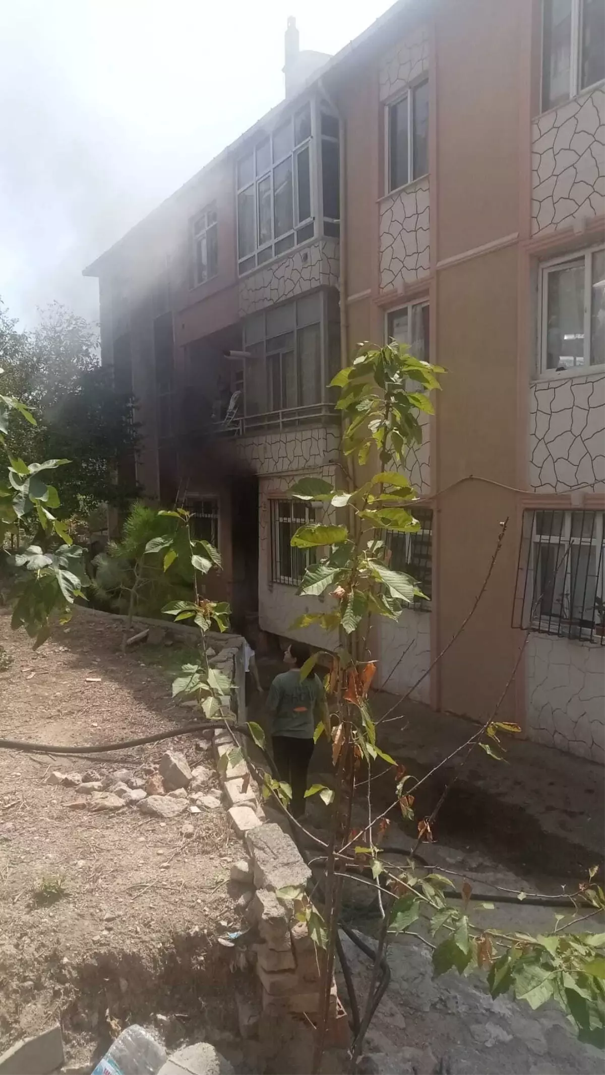Kocaeli’de 3 Katlı Binada Yangın Çıktı, 3 Kişi Dumandan Etkilendi