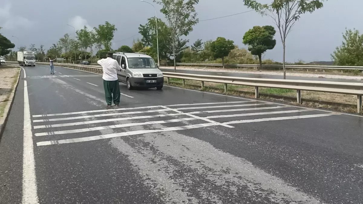 Kocaeli’de Çekici Devrildi, Sürücü Yaralandı