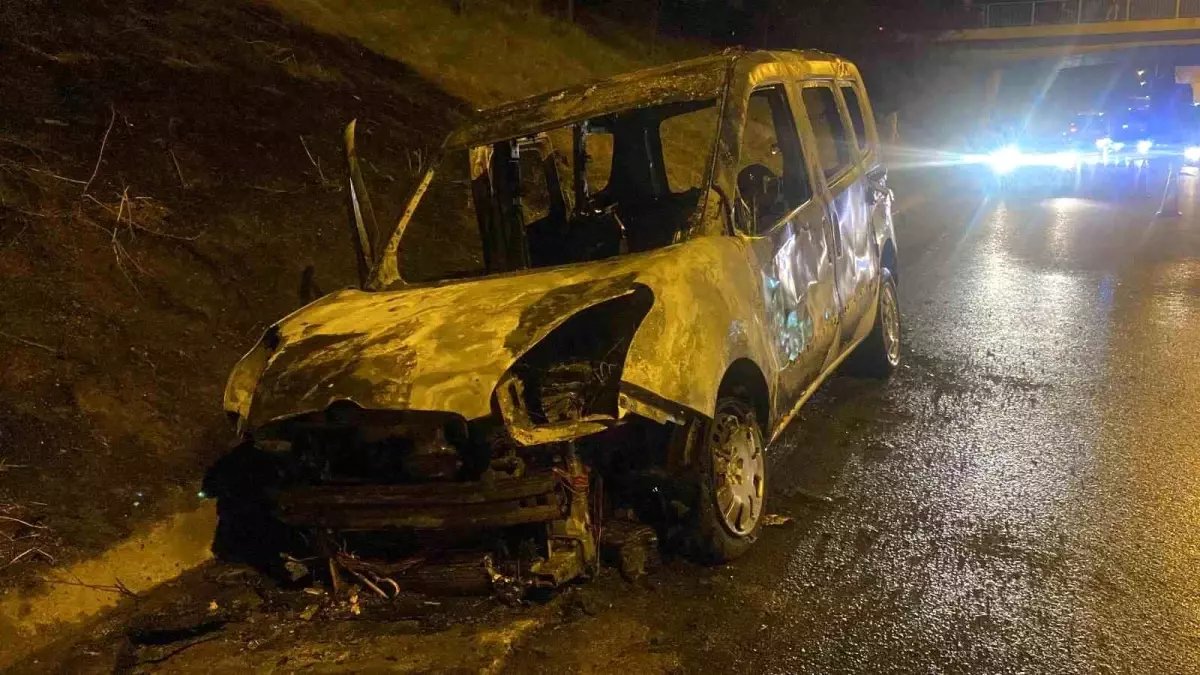 Kocaeli’de Hafif Ticari Araç Yangını: Araç Kullanılamaz Hale Geldi