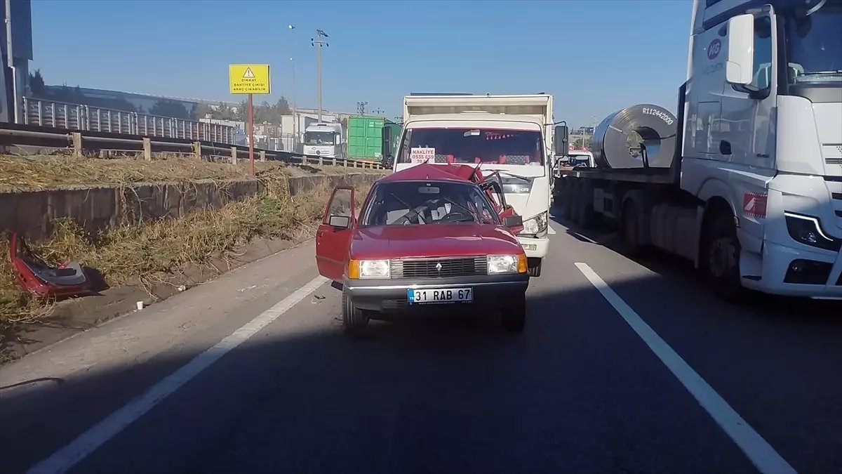 Kocaeli’de kamyonetle çarpışan otomobilde karı koca yaralandı