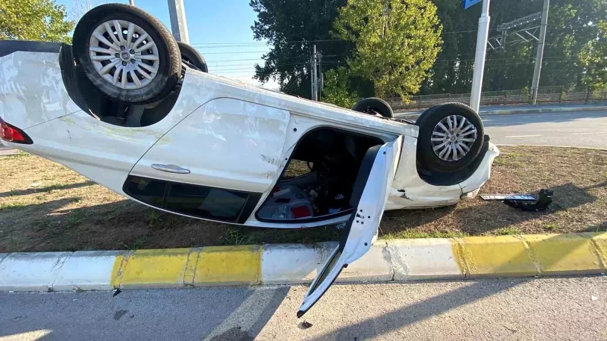 Kocaeli’de Kırmızı Işıkta Kaza: Otomobil Takla Attı, Sürücü Yaralandı