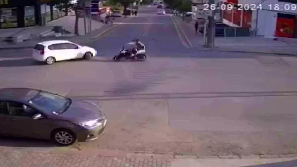 Kocaeli’de Otomobil ile Motosiklet Çarpıştı: 2 Yaralı