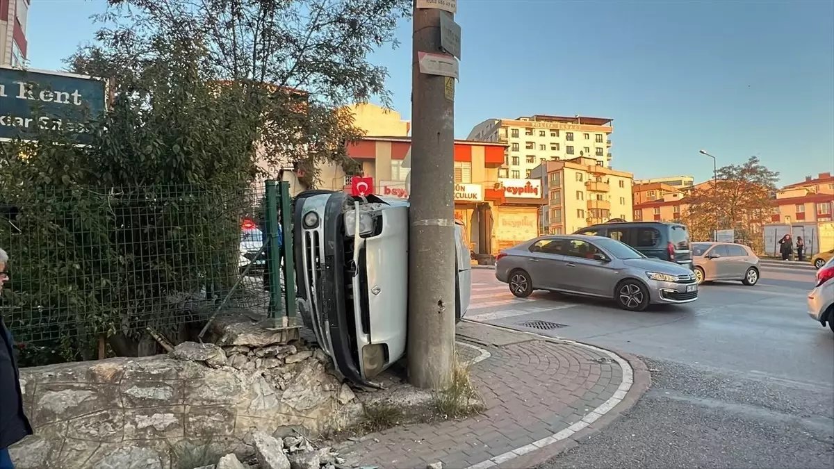 Gebze’de Otomobilin Elektrik Direğine Çarpması Sonucu 1 Kişi Yaralandı