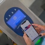 Takla Atan Otomobil Alev Alev Yandı, Sürücü ve Eşi Pencereden Kurtuldu